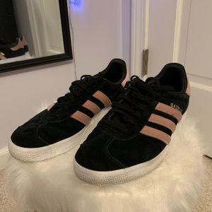 ADIDAS SNEAKERS BARELY WORN BLACK AND PINK STRIPES